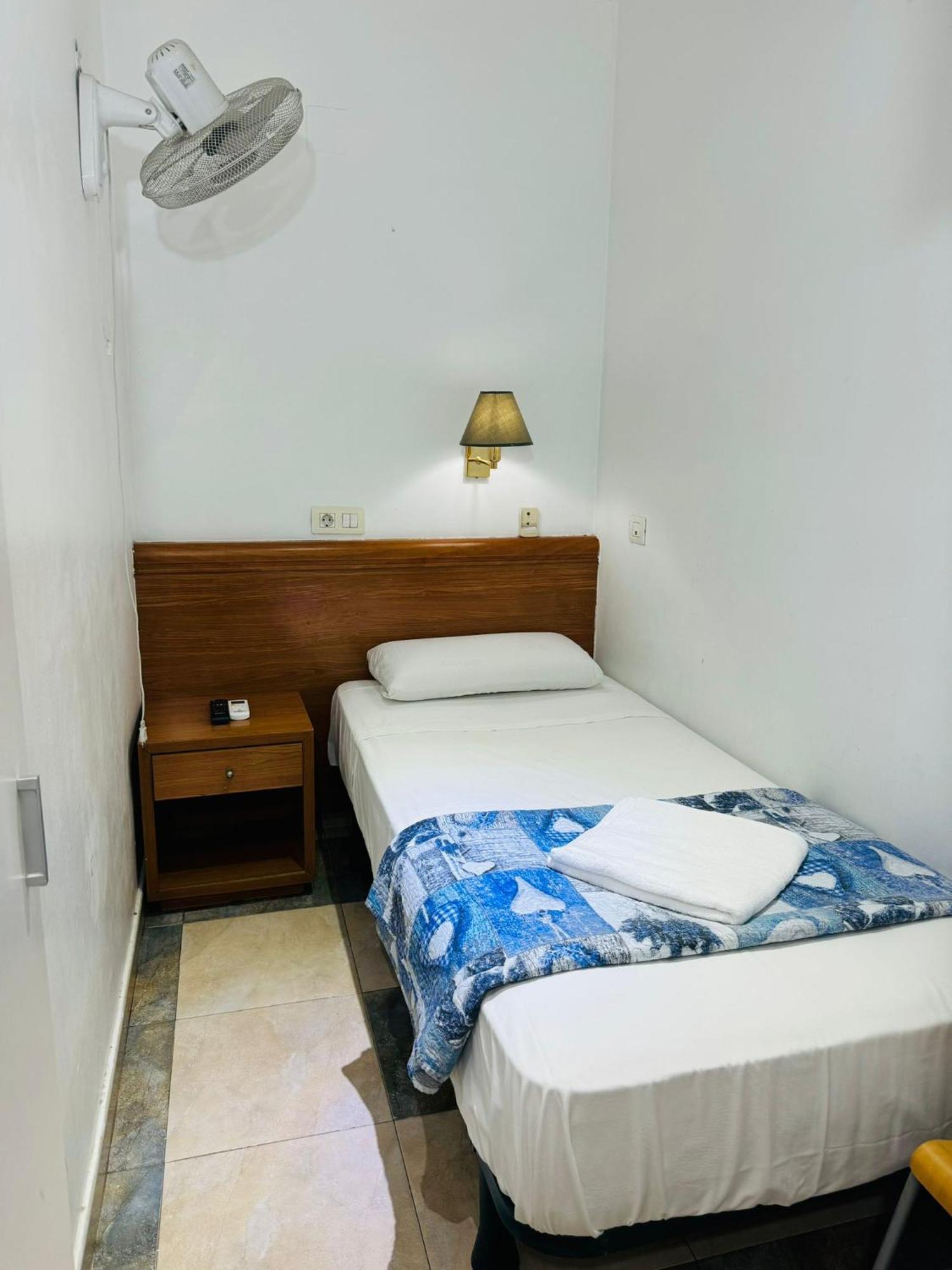 Habitación Individual con ducha y aseo compartidos